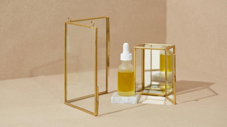 Essential oil and a mirror