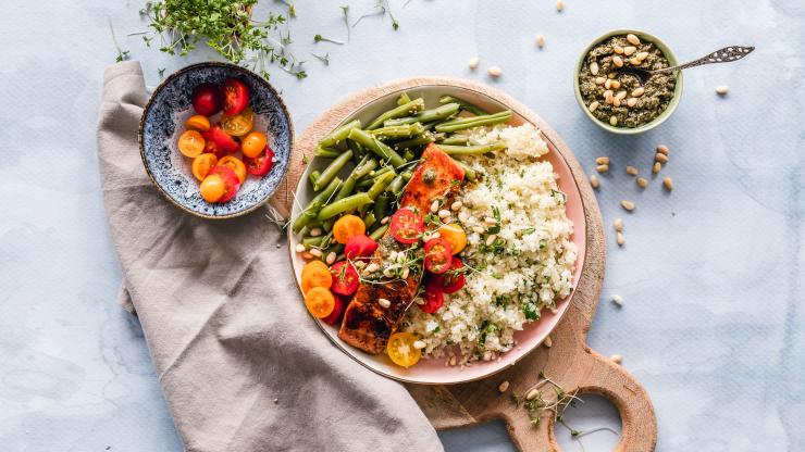 Veggie bowl with salmon