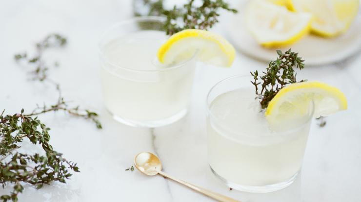 Two mocktails with lemon and thyme