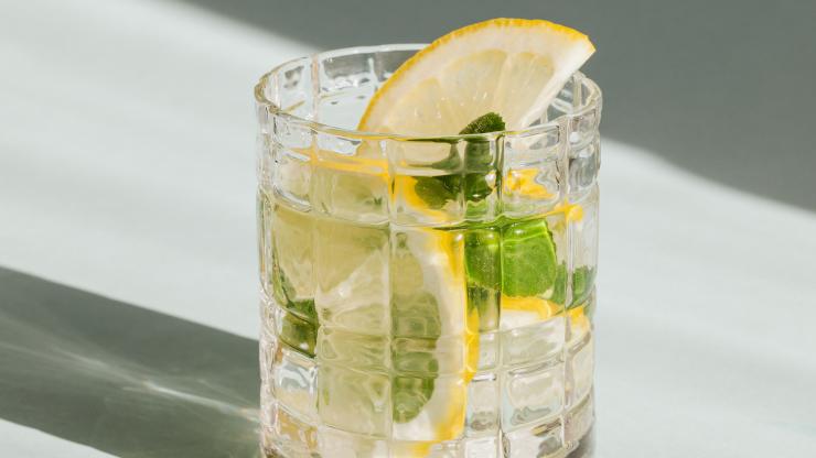 Mocktail with ice, lemon and mint.